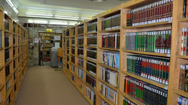 أستاذ جامعي أمريكي يهدي مكتبته الشخصية للإمام الحسين (ع)