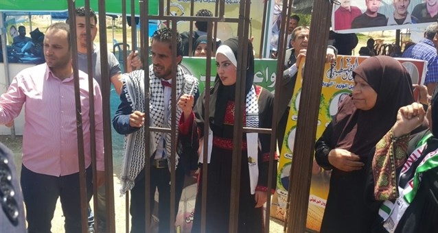 Gazan couple marries at solidarity sit-in with hunger-strikers