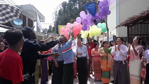 ပုေလာၿမိဳ႕နယ္၌ မီးေဘးသင့္ေက်းရြာလမ္းမ်ားကို ေမာင္ႏွမ ၈ ဦးက ေဖာက္လုပ္လႉဒါန္း
