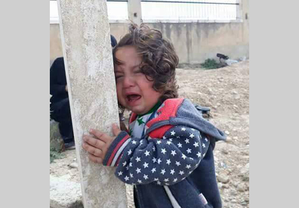 صرخة مفجعة تطلقها طفلة صغيرة عند قبر أبيها في سوريا +(صور)