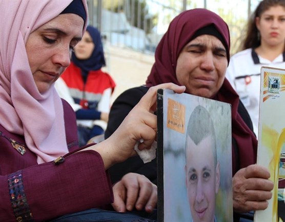 Palestinians organize sit-in in solidarity with hunger-striking prisoners / Pics
