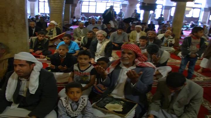 اليمنيون يحتلفون بحلول لليالي الشعبانية في صنعاء