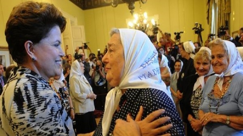 Mães da Plaza de Mayo entregaram lenço branco a Dilma Rousseff