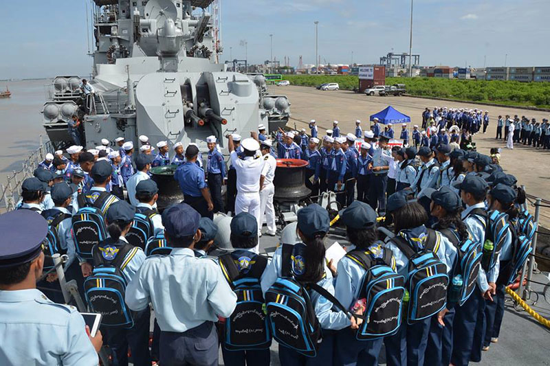 ေရေၾကာင္းႏွင့္ေလေၾကာင္းလူငယ္မ်ား အိႏိၵယ စစ္ေရယာဥ္ကုိ သြားေရာက္ေလ့လာ