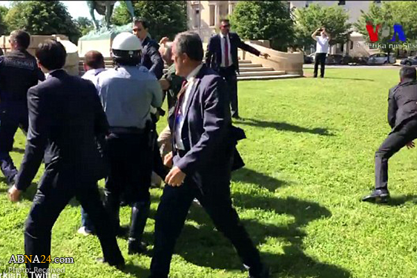 Berita Bergambar: Cara Pengawal Peribadi Erdogan Tangani Penunjuk Perasaan Di Amerika Syarikat?