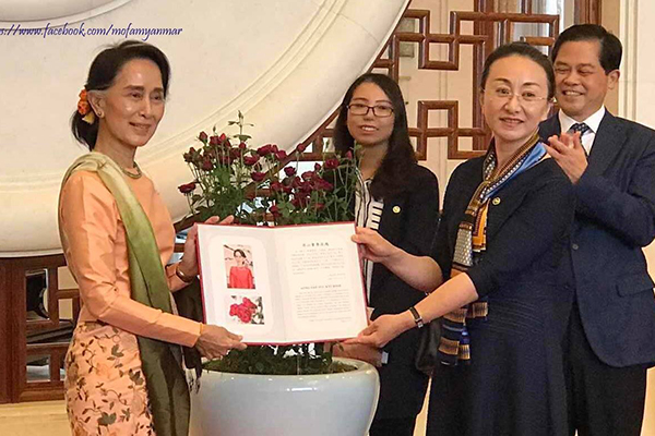 တ႐ုတ္ႏုိင္ငံရွိ ႏွင္းဆီမ်ိဳးစိတ္တစ္ခုကို ေအာင္ဆန္းစုၾကည္အမည္ေပး
