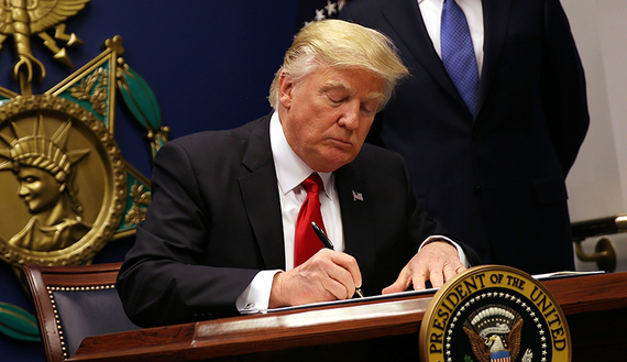 “El Gobierno de Trump Renueva el Alivio de Sanciones a Irán en Conjunto con Nuevas Restricciones Económicas” 