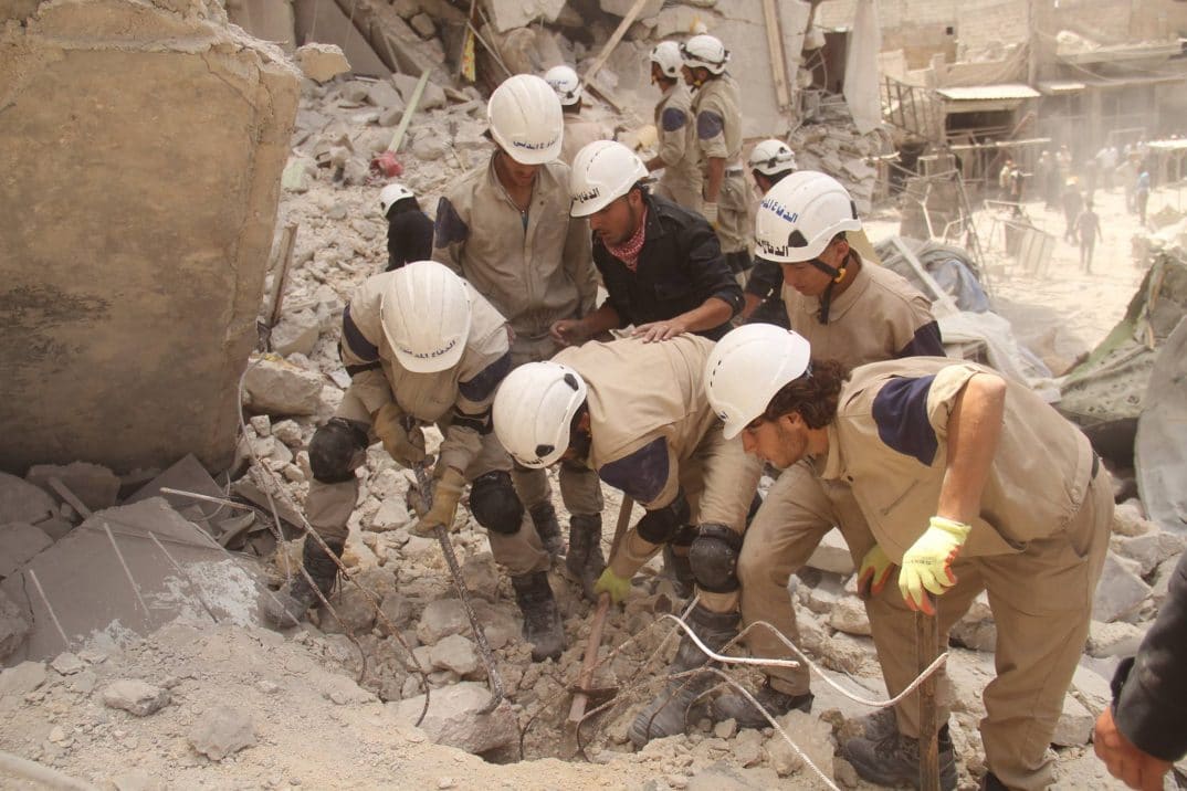 Sukarelawan White Helmets Dirakam Membuang Mayat Pejuang Pro-Kerajaan Sukarelawan White Helmets Dirakam Membuang Mayat Pejuang Pro-Kerajaan
