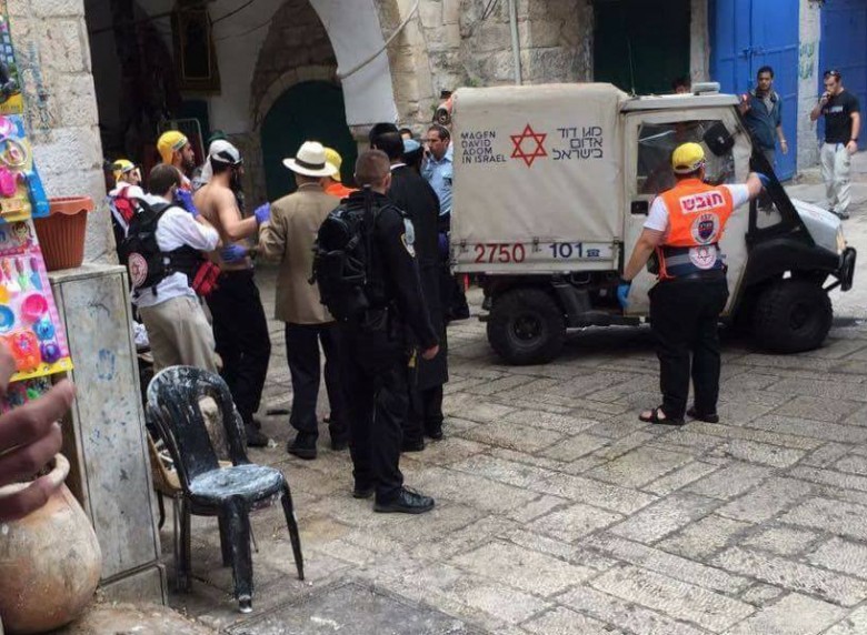 طعن مستوطن وانسحاب المنفذ في القدس +(صور)