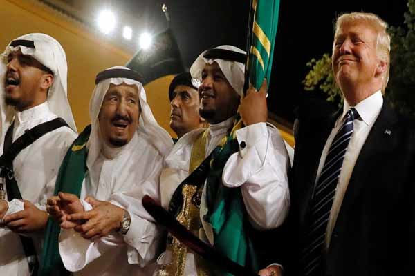 ٹرمپ کو سعودی عرب کے بادشاہ سے اعزاز لینے پر شدید تنقید کا سامنا 