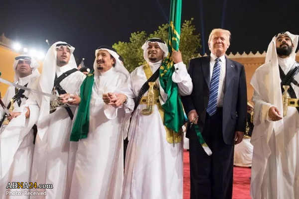 Berita Bergambar: Trump Dan Raja Salman Bersama-Sama Menarikan 'Tarian Pedang'