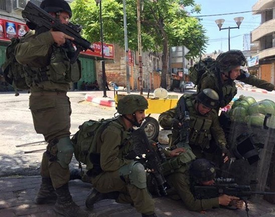 Israeli forces injure 13 Palestinias in Ramallah, Hebron / Pics