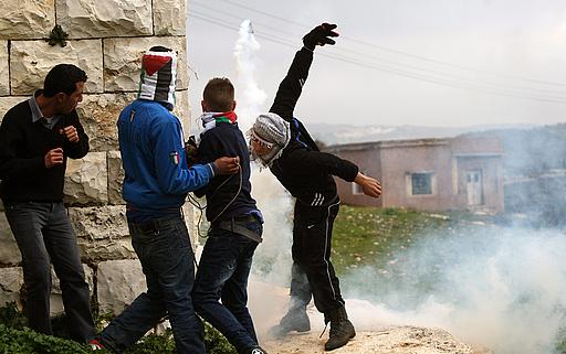 إصابة 8 فلسطينيين بجروح وعشرات بالاختناق في مواجهات مع الجيش الإسرائيلي