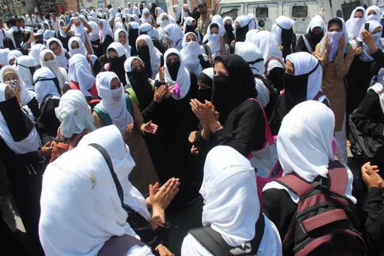 مقبوضہ کشمیر میں گذشتہ دو ماہ سے طلاب کی احتجاجی لہر جاری + تصاویر