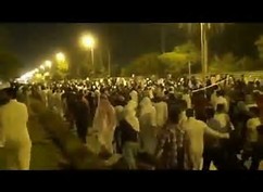 Ang isang nakabaluting Sasakyan ng Arabia ay sumabog sa isang lungsod ng mga Shia na kinubkob sa pamamagitan ng rehimen 