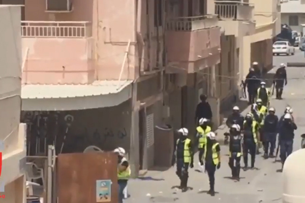 فيديو / بحرينية تستغيث بالأئمة (ع) اثناء اطلاق النار من قبل قوات النظام في البحرين