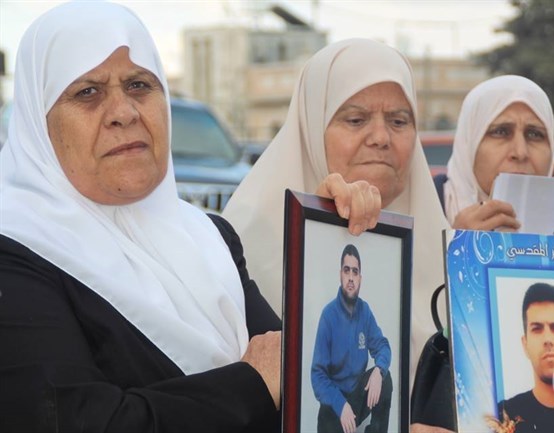 Palestinians stage sit-in in front of ICRC building in support of hunger strikers / Pics