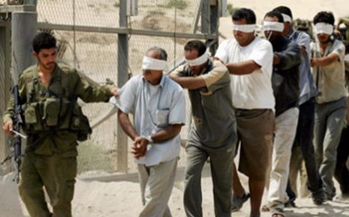 فيديو يظهر أسرى فلسطينيين مضربين وهم مكبلو اليدين والقدمين