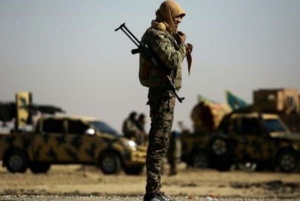 مسلحون أكراد يتعهدون بألا يلحق ضرر بداعش في الرقة إذا استسلم 