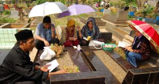 Menyambut Ramadhan dengan Ziarah Kubur