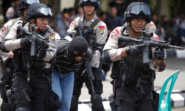 الشرطة الإندونيسية تلقي القبض على 3 أشخاص على صلة بهجوم انتحاري