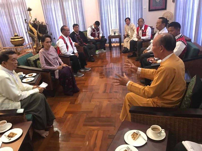 ေဒၚေအာင္ဆန္းစုၾကည္ႏွင့္ ေျမာက္ပိုင္းလက္နက္ကိုင္ ကိုယ္စားလွယ္မ်ား ေတြ႕ဆံုျခင္း ေဆြးေႏြးပဲြလမ္းစပြင့္