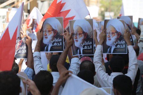 البحرينيون يواصلون احتجاجاتهم السلمية ويدفنون شهدائهم سراً  