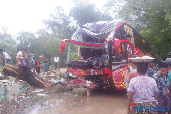 ရန္ကုန္-မုံရြာ ခရီးသည္တင္ယာဥ္တစ္စီး လမ္းေဘးသစ္ပင္၀င္တုိက္ၿပီး ယာဥ္ေနာက္လုိက္ တစ္ဦးေသဆုံး၊ ရွစ္ဦးဒဏ္ရာရ