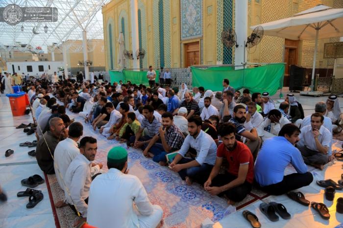 تقرير مصور/ العتبة العلوية توزع وجبات الإفطار على الزائرين والعوائل المتعففة في أول ليلة من ليالي رمضان المبارك