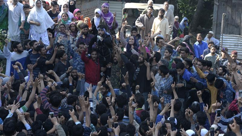 Kashmiri people defy Indian imposed curfew on 1st day of Ramadan