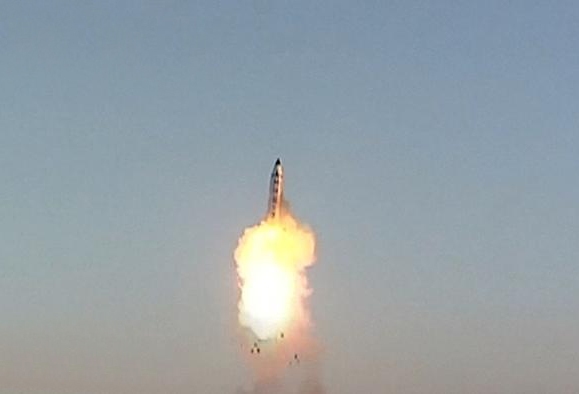 كوريا الشمالية تتحدى الضغوط والتهديدات العالمية وتطلق صاروخاً جديداً