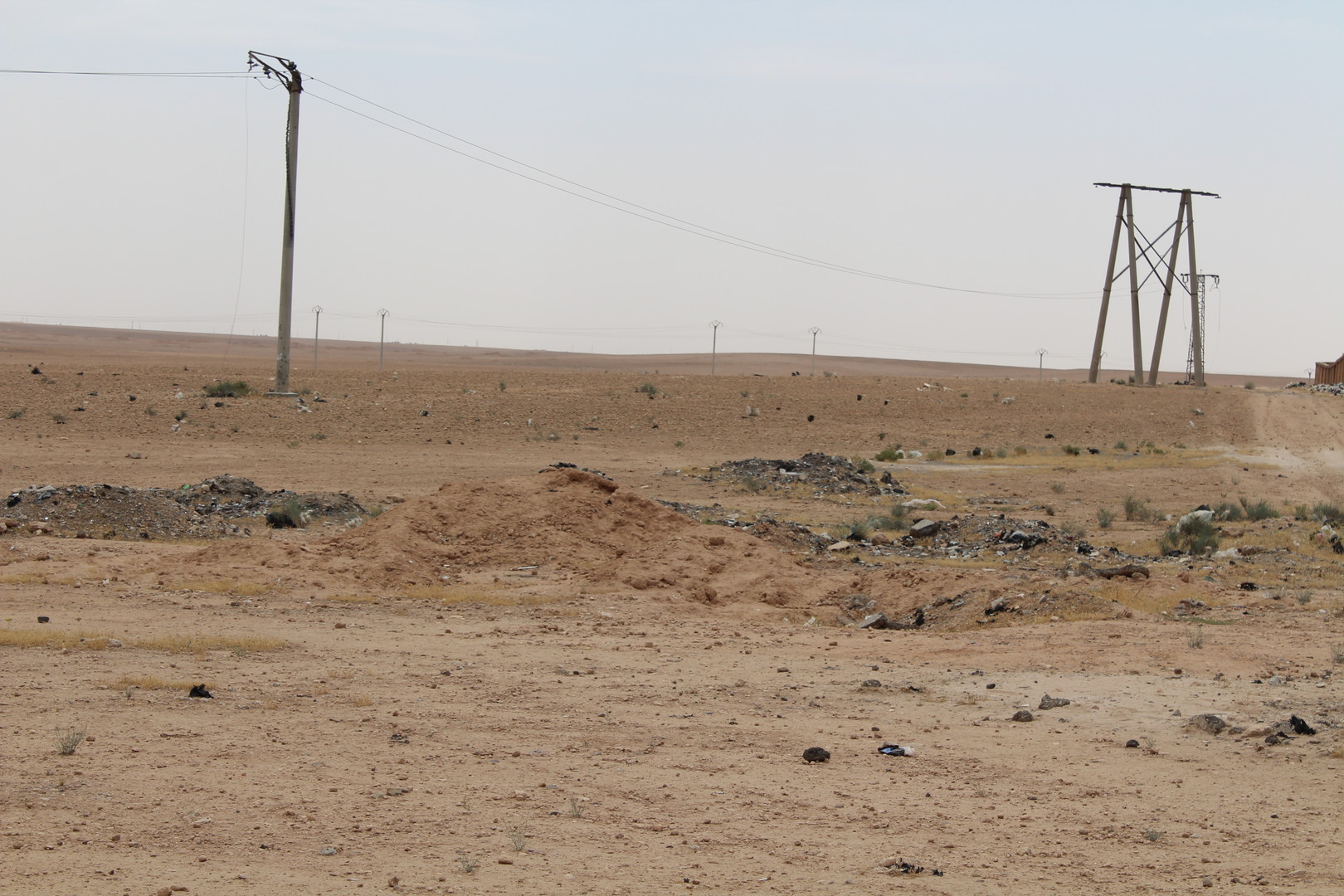 مقبرة جماعية في شرقي الطبقة السورية دفن فيها داعش الوحشي المئات من ضحاياه 