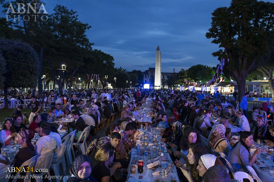 “Mesas de Iftar en las Calles de Estambul”