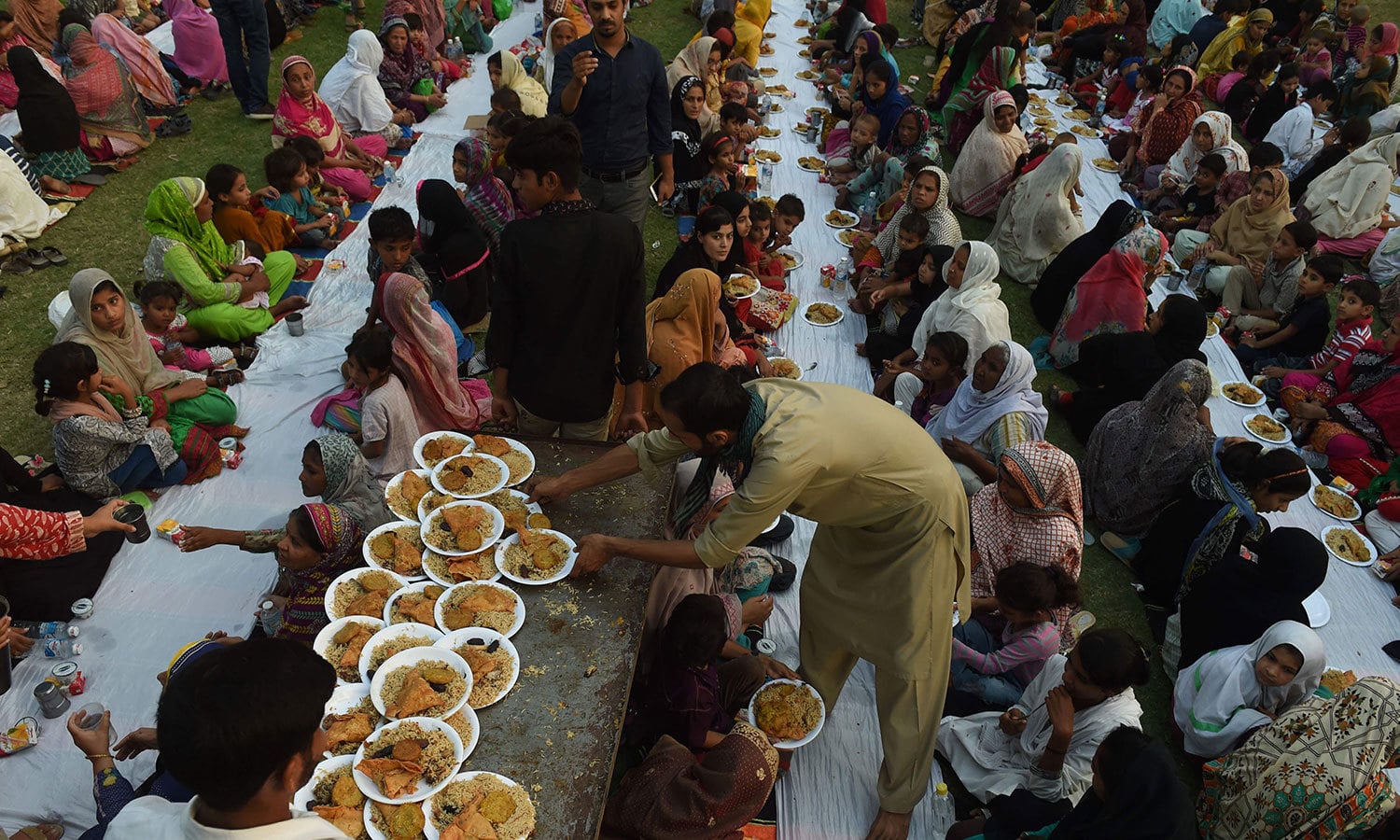 تصویری رپورٹ: رمضان اپنی خوشیاں دوسروں کے ساتھ بانٹنے کا مہینہ