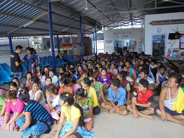 ထိုင္းႏုိင္ငံတြင္ တရားမ၀င္ျမန္မာလုပ္သား ႏွစ္ရာခန္႔ ဖမ္းဆီးခံရၿပီး ရာႏွင့္ခ်ီ၍ ျပန္လာေနဟုဆုိ