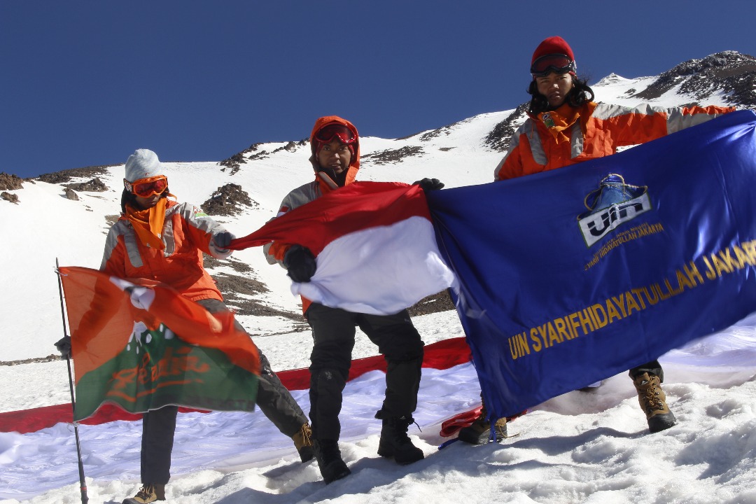 Taklukkan Puncak Tertinggi Iran untuk Kibarkan Merah Putih 