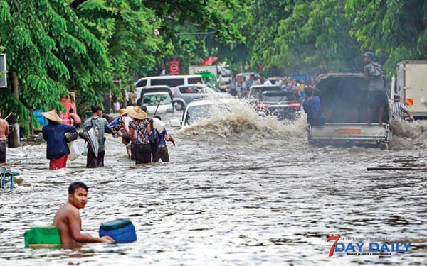 ရန္ကုန္မိုးသည္းထန္ တစ္ၿမိဳ႕လံုး ႐ႈပ္ယွက္ခတ္ တစ္နာရီေက်ာ္အတြင္း မိုးေရခ်ိန္သံုးလက္မခဲြေက်ာ္ ရြာသြန္းေသာ မိုးေၾကာင့္ လမ္းမ်ားေရလွ်