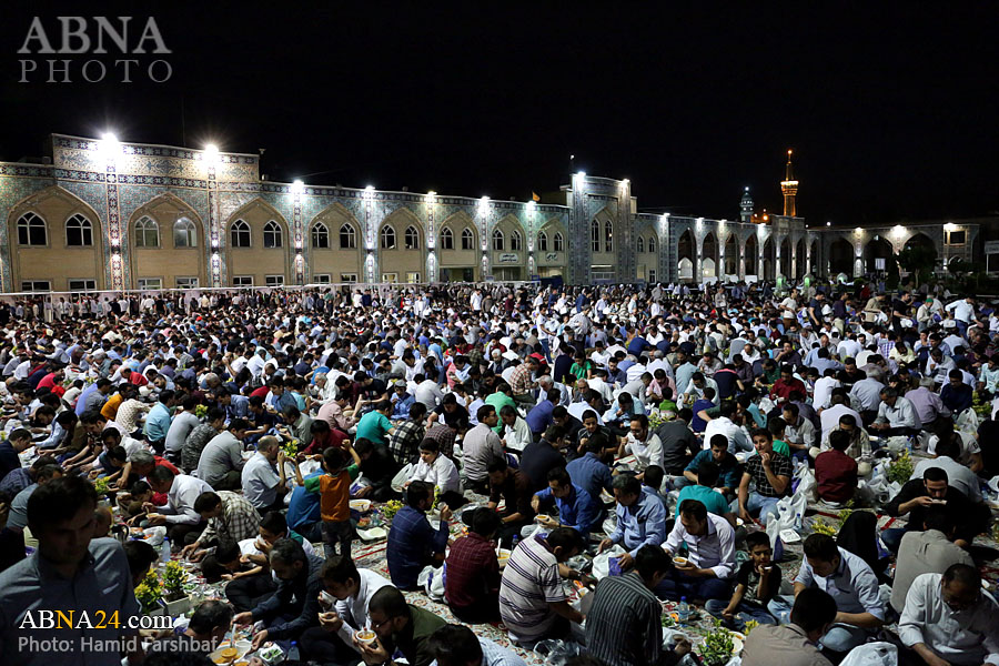 “El Santuario del Imam Ridha (P) Distribuye Iftares a los Peregrinos Durante el Bendito Mes de Ramadán”