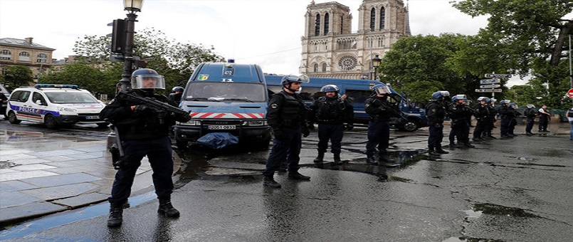Paris'in göbeğinde silah sesleri!