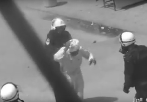 فيديو / مرتزقة السلطات البحرينية تعتدي على رجل مسن بالضرب