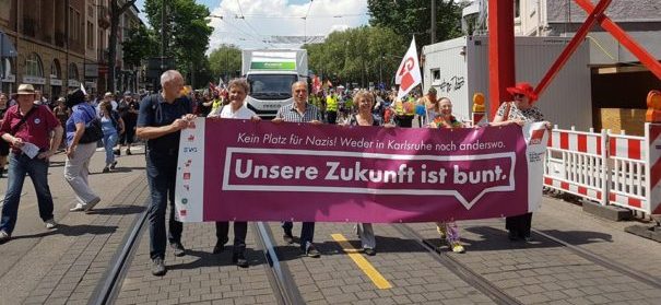 Tausende demonstrieren gegen Rechts