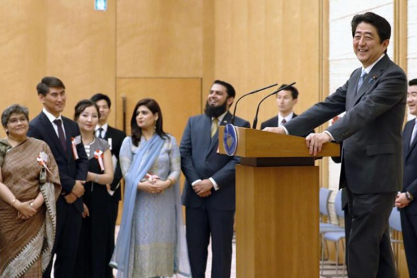 日本首相が断食月の日没後の食事会を主催