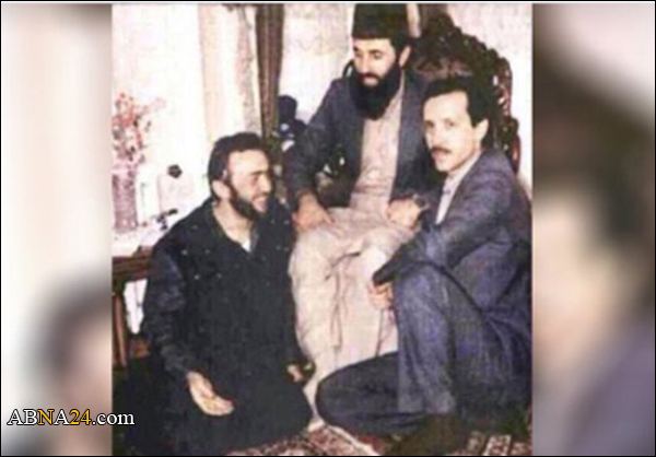 موقع سعودي ينشر صورة لأردوغان وهو راكع أمام حكمتيار