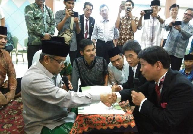 Kiai Said Bimbing Dua Warga Jepang Ucapkan Syahadat