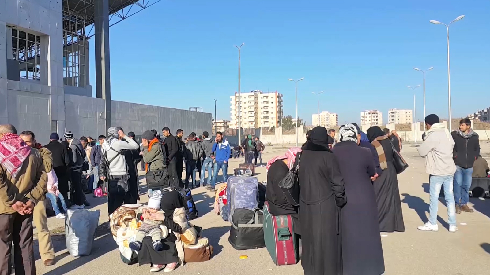 فيديو/ عودة 50 عائلة سورية من لبنان إلى منازلهم في قرى القلمون