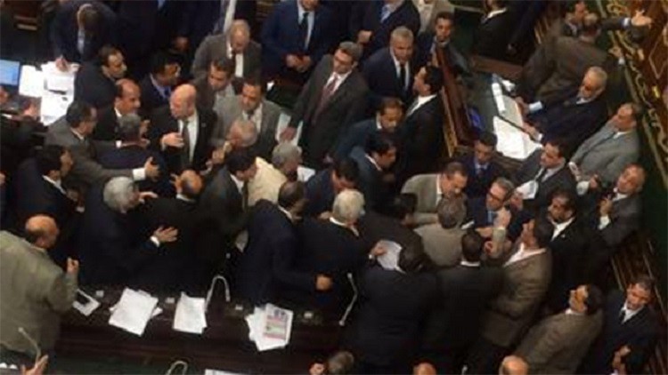 فيديو/ مشادات ساخنة في برلمان مصر حول اتفاقية "تيران وصنافير"