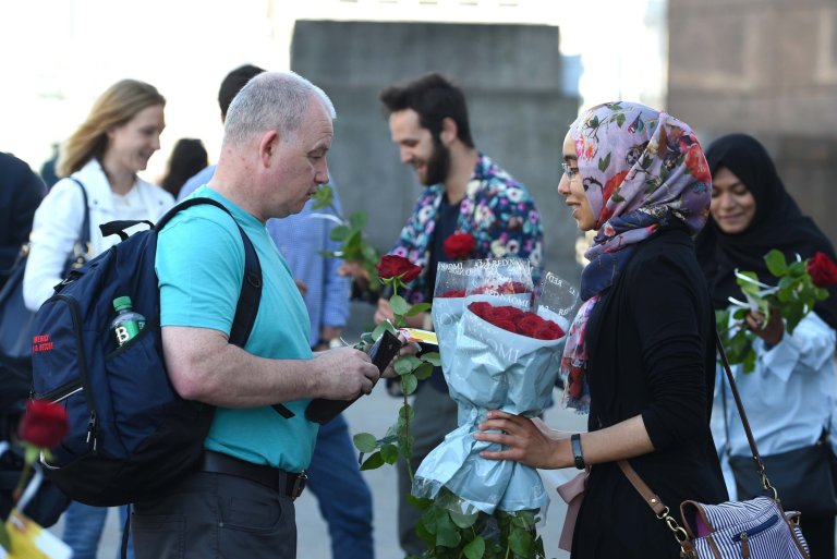 British Muslims handed out 3000 red roses on London Bridge / Pics