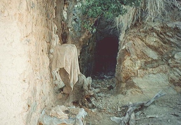 القوات الأفغانية تشن عملية لاستعادة "قلعة بن لادن" من قبضة "داعش"