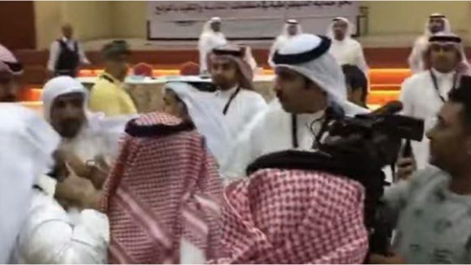 فيديو/  وفد قطري يشبع نظيره السعودي ضربا بعد وصفه بـ”عيال موزة”