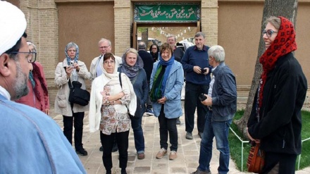 Deutsche Touristen besichtigen das historische Familienhaus von Imam Khomeini in der Stadt Khomein